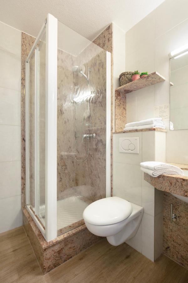 Hotel Le Collier Antibes Bagian luar foto