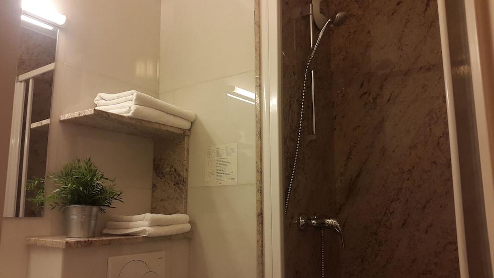 Hotel Le Collier Antibes Bagian luar foto