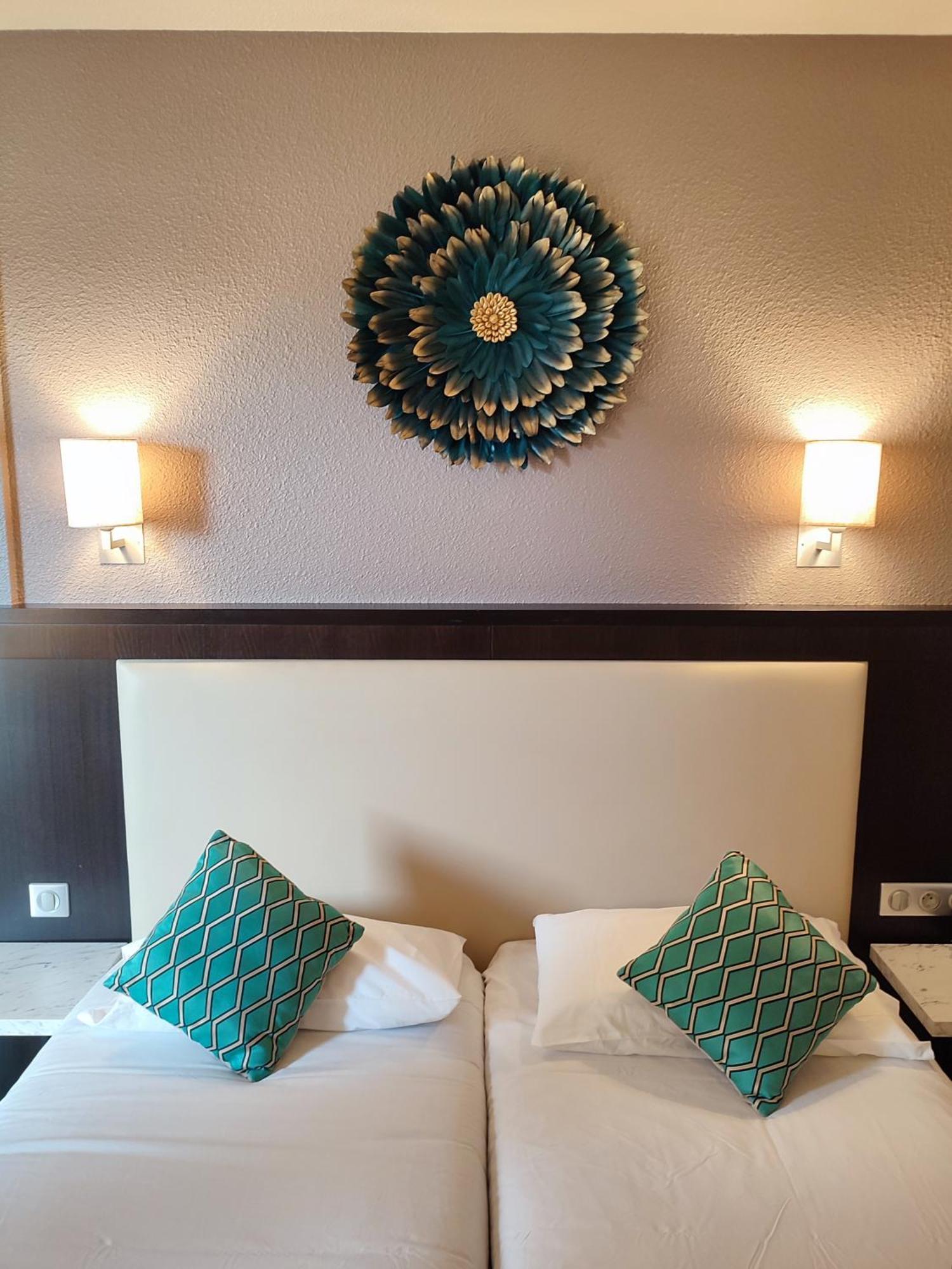 Hotel Le Collier Antibes Bagian luar foto