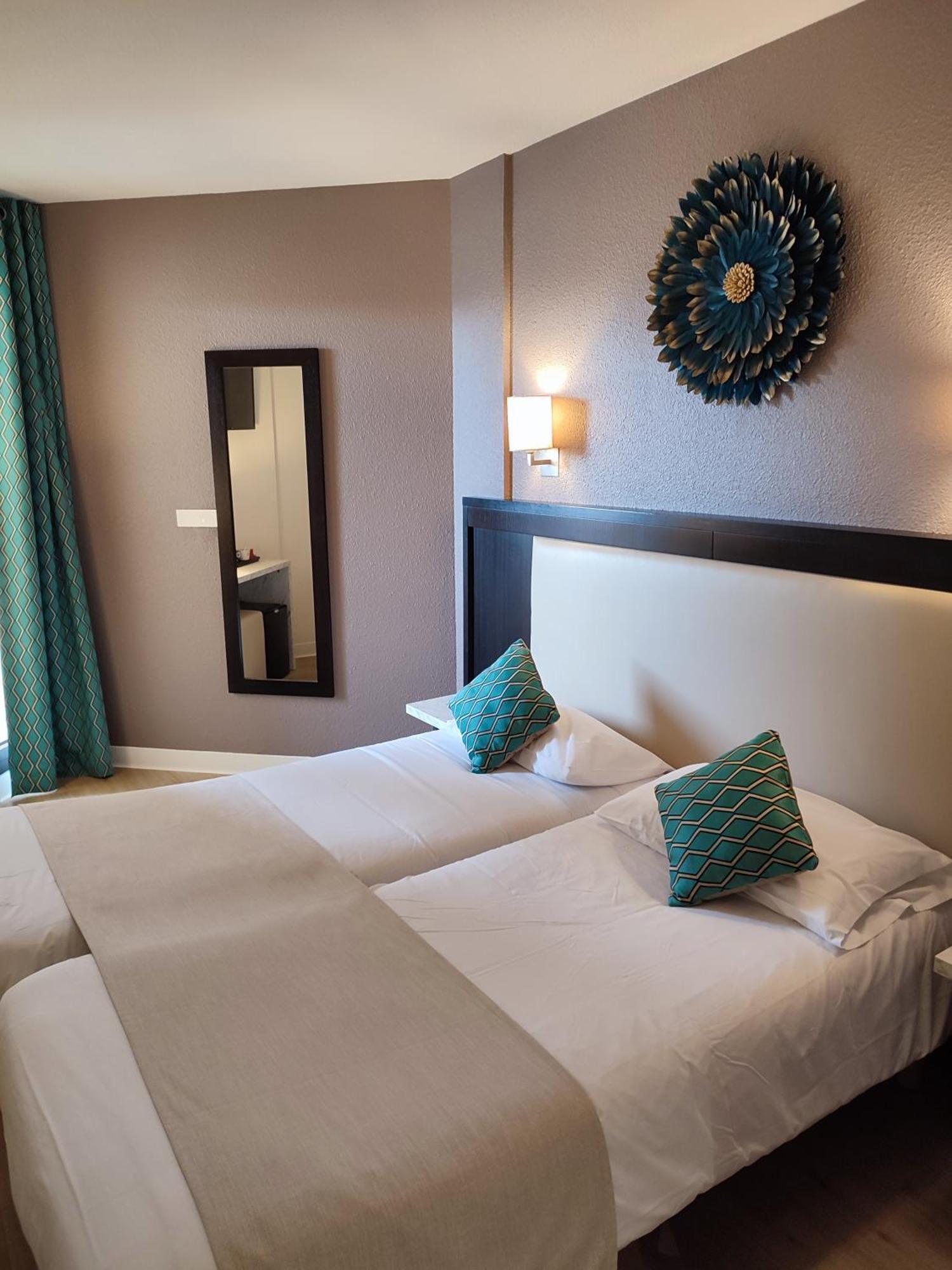 Hotel Le Collier Antibes Bagian luar foto