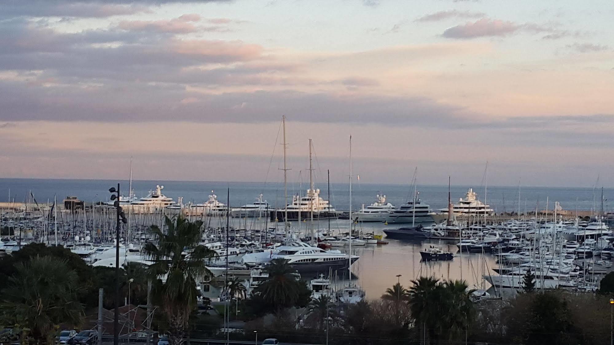 Hotel Le Collier Antibes Bagian luar foto