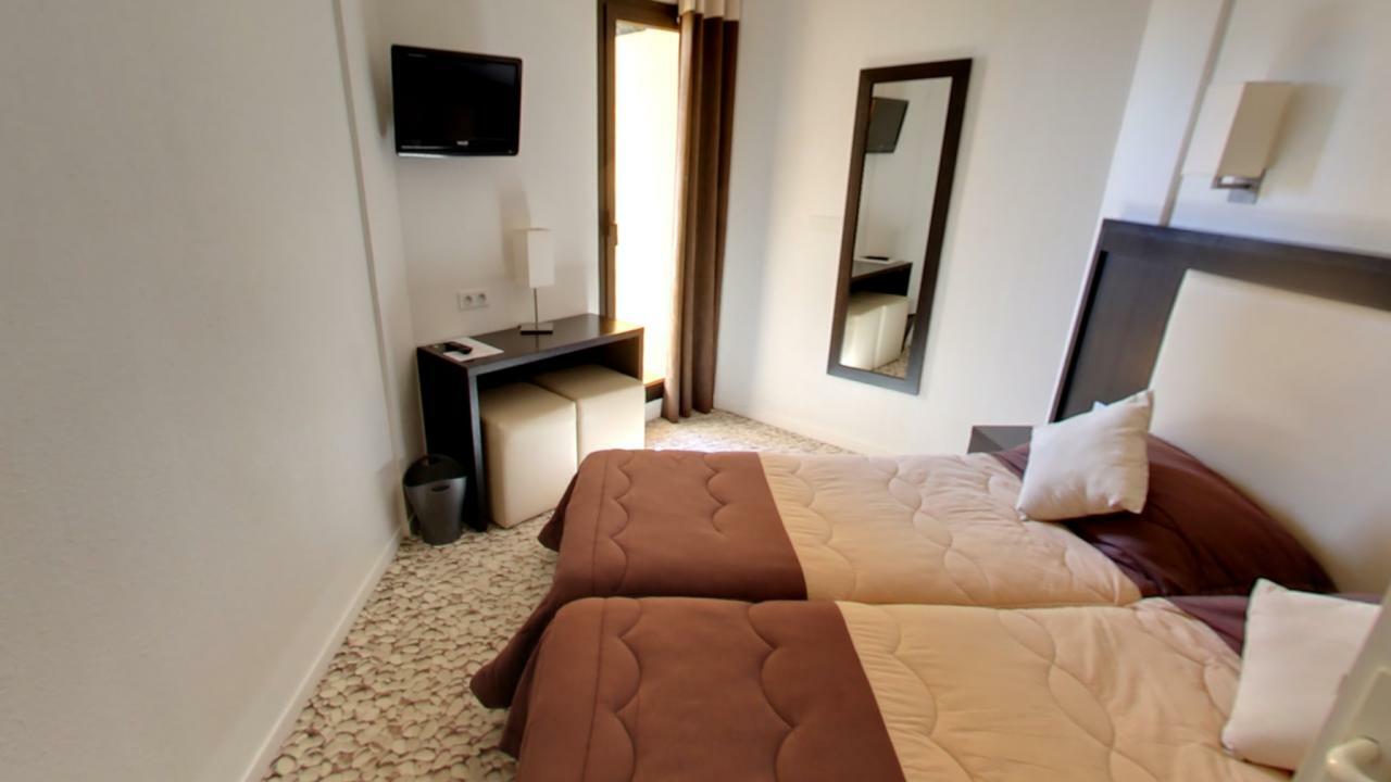 Hotel Le Collier Antibes Bagian luar foto